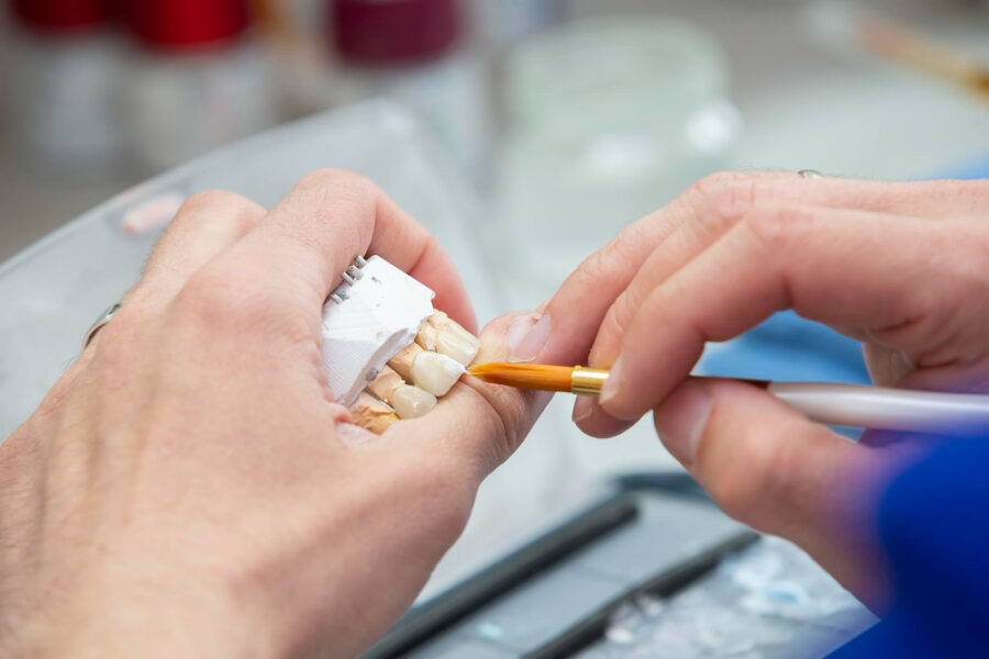 Prótese dentária de biomateriais na odontologia